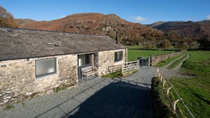 A stone building with a gravel driveway and a metal gate. - Grasmere Cottage with Stunning Views by LetMeStay (Ambleside)