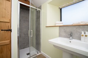 Bathtub, hair dryer, towels - Grasmere Cottage with Stunning Views by LetMeStay (Ambleside)