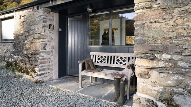 A stone building with a wooden bench outside. - Grasmere Cottage with Stunning Views by LetMeStay (Ambleside)