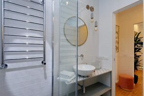 Douche, sèche-cheveux, serviettes fournies, papier toilette