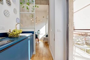 Kühlschrank, Mikrowelle, Herdplatte, Geschirrspüler