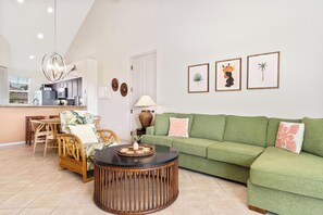 TV connectée, lecteur de DVD, livres