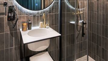 Deluxe-Doppel- oder -Zweibettzimmer | Badezimmer