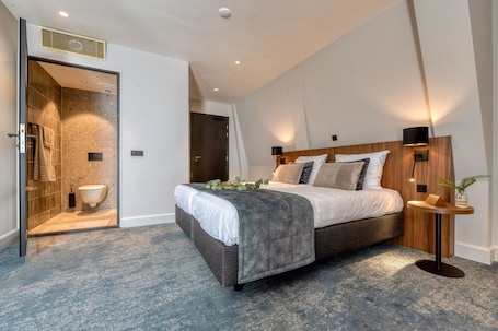 Phòng 3 dành cho gia đình | Két bảo mật tại phòng, bàn, khu vực làm việc phù hợp cho laptop