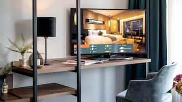 Peti besi dalam bilik, meja, ruang kerja komputer riba