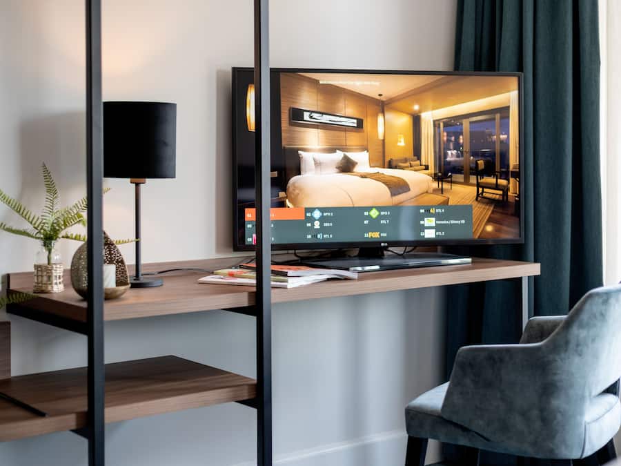 Een kluis op de kamer, een bureau, een laptopwerkplek