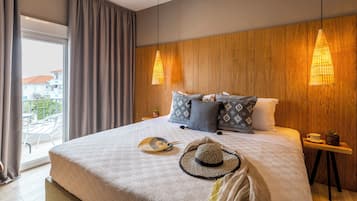 Suite estándar, 1 habitación, balcón, vistas a la ciudad | Caja fuerte, cortinas opacas, tabla de planchar con plancha