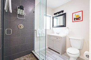 Douche, séchoir à cheveux, serviettes fournies