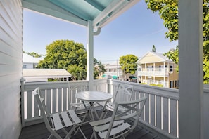 Outdoor dining - 1 Block to Duval St | Banana's Foster Guesthouse (Key West)