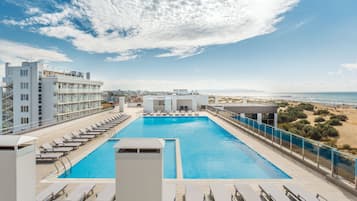 Een binnenzwembad, een seizoensgebonden buitenzwembad