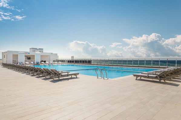 Sisäuima-allas, kauden mukainen ulkouima-allas, ilmaisia cabañoita