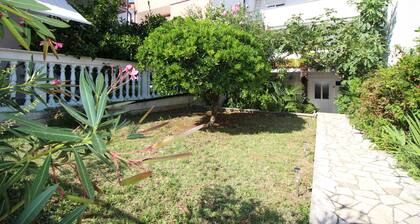 Close to the beach, air-conditioned, city center, quiet location