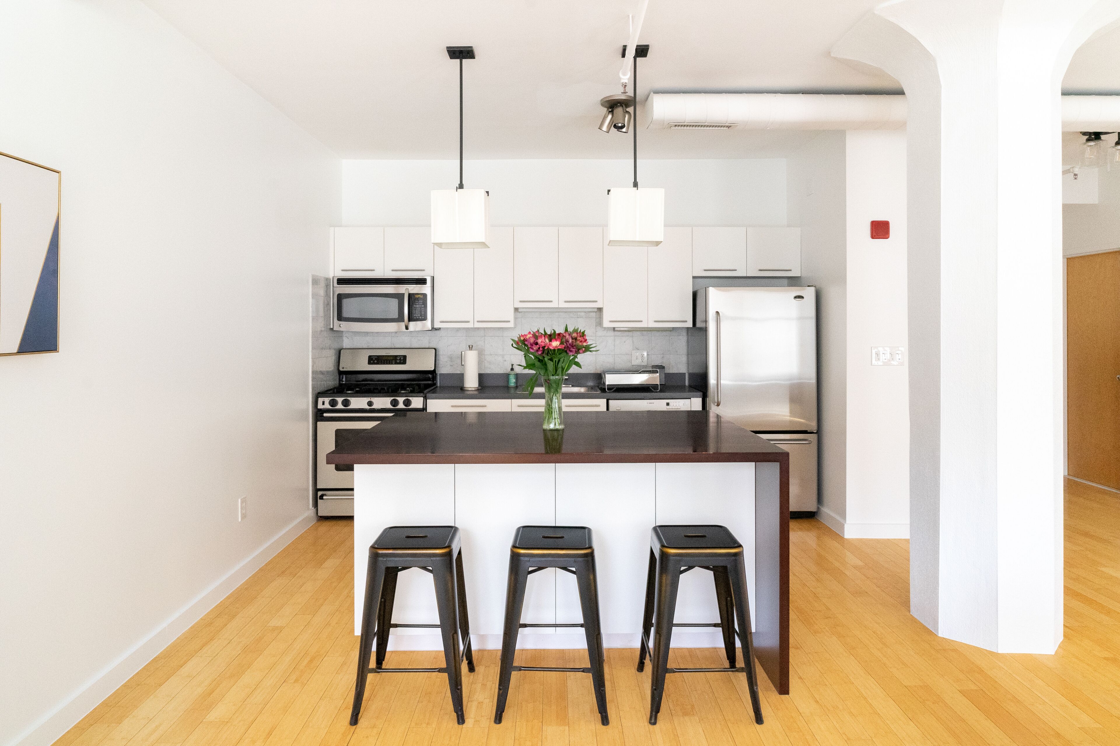 Jääkaappi, mikroaaltouuni, uuni, liesi