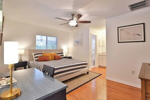 3 chambres, bureau, fer et planche à repasser, lit de bébé portatif