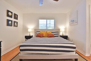 3 Schlafzimmer, Schreibtisch, Bügeleisen/Bügelbrett, Reisekinderbett