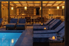 Bar junto a la piscina