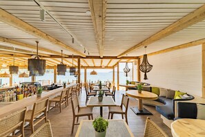 Se sirven comidas, cenas y cocina griega con vista a la playa