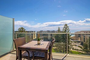 Outdoor dining - Coast on Colley, Oceanview 1BR Glenelg (Glenelg)