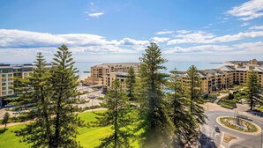 Un hotel amb diverses edificacions, una rotonda i vista al mar.