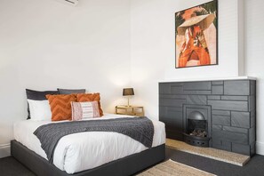 3 bedrooms, desk, iron/ironing board, WiFi - Salty Pines - Large 3BR Glenelg South (Glenelg South)