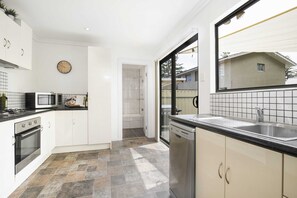 Fridge, microwave, oven, stovetop - Salty Pines - Large 3BR Glenelg South (Glenelg South)