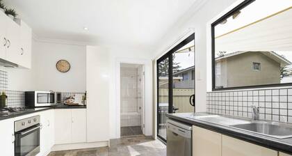 Salty Pines - Large 3BR Glenelg South