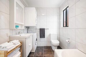 Badewanne, Haartrockner, Handtücher, Shampoo