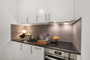 Estudio familiar, vistas a la montaña (Alta vista) | Cocina privada | Frigorífico, microondas, horno y placa de cocina