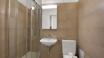 Studio dành cho gia đình, quang cảnh núi (Alta vista) | Phòng tắm | Bồn tắm và buồng tắm vòi sen riêng, máy sấy tóc, khăn tắm, xà phòng