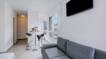 Televisi layar datar 21-inci dengan saluran TV kabel