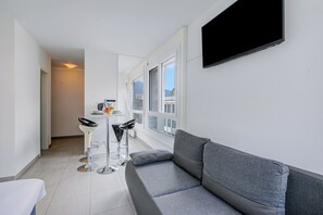 21-inch flat-screen TV with cable channels - Locarno City Apartments (Locarno)