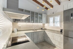 Een koelkast, een microgolfoven, een oven, een vaatwasser