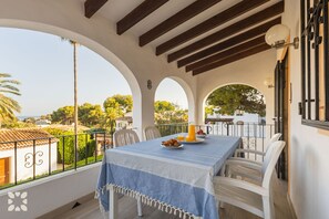 Outdoor dining - Villa TALARIS by Abahana Villas (Teulada)