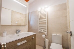 Baignoire, sĂšche-cheveux