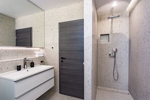 Shower, hair dryer, towels, soap - Luxury Villa Gust with sea view, pool, hot tub, cinema and vine bar (Celina Omiš)