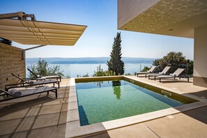 A heated pool - Luxury Villa Gust with sea view, pool, hot tub, cinema and vine bar (Celina Omiš)