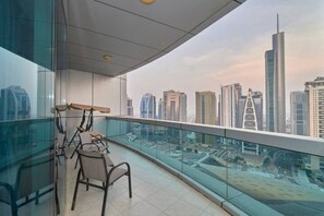 Property grounds - Luxury 4 Bedroom Apartment in Horizon Towers  (Dubai Marina)