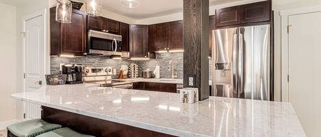 Køleskab, mikrobølgeovn, ovn, kogeplade