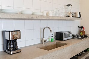 ثلاجة، فرن، موقد طهي مسطح، ماكينة لصنع القهوة/الشاي