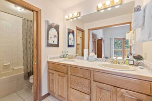 Bathtub, hair dryer, towels - Breckenridge Mountain Retreat with Hot Tub (Breckenridge)
