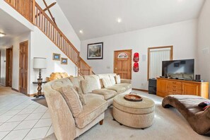 Flat-screen TV, fireplace, books, offices - Breckenridge Mountain Retreat with Hot Tub (Breckenridge)