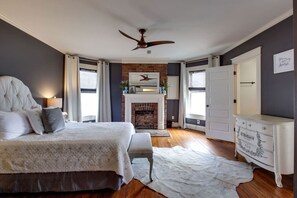 Schreibtisch, Bügeleisen/Bügelbrett, Reisekinderbett, WLAN