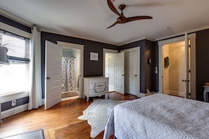 4 chambres, bureau, fer et planche à repasser, lit parapluie