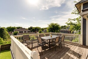 Outdoor dining - Pet Paradise | Fenced Yard | Fire Pit | Sleeps 12 (Nashville)