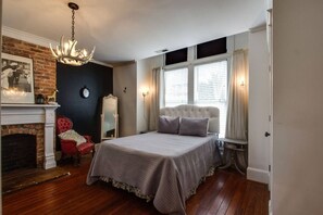 Desk, iron/ironing board, travel crib, WiFi - Pet Paradise | Fenced Yard | Fire Pit | Sleeps 12 (Nashville)