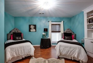 4 chambres, bureau, fer et planche à repasser, lit parapluie