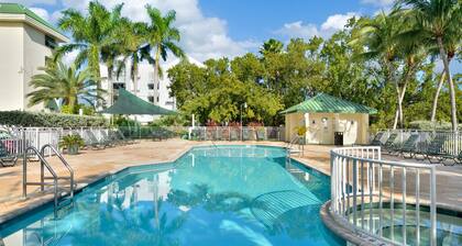 Fully renovated Condo with Private Balcony, Shared Pool, Hot Tub and Parking