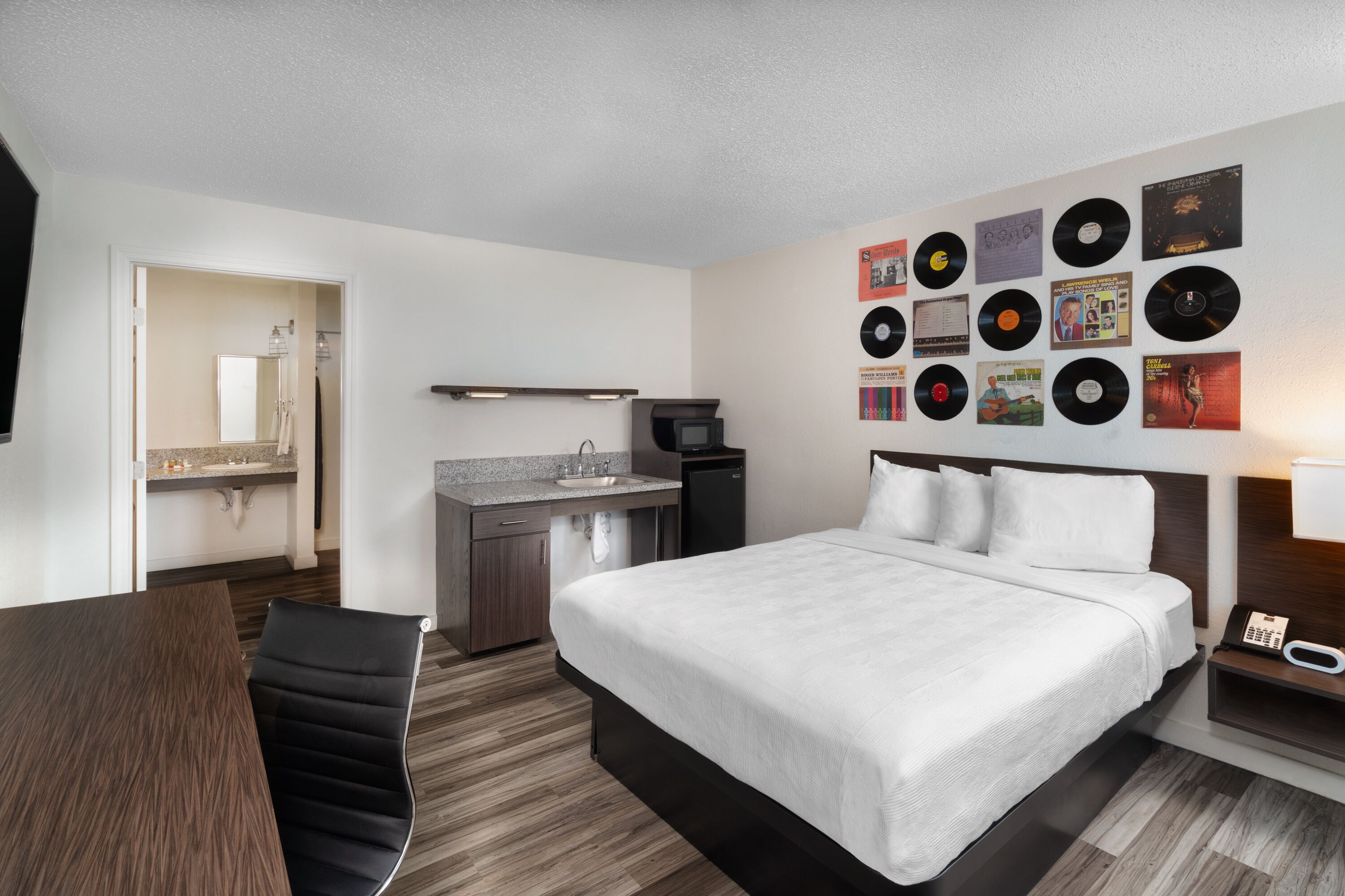 Wonderful Hotel Room with Great Amenities and close to Downtown