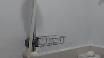 Combined shower/bathtub, free toiletries, slippers, bidet