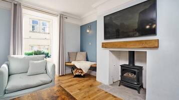 Una Smart TV, una chimenea